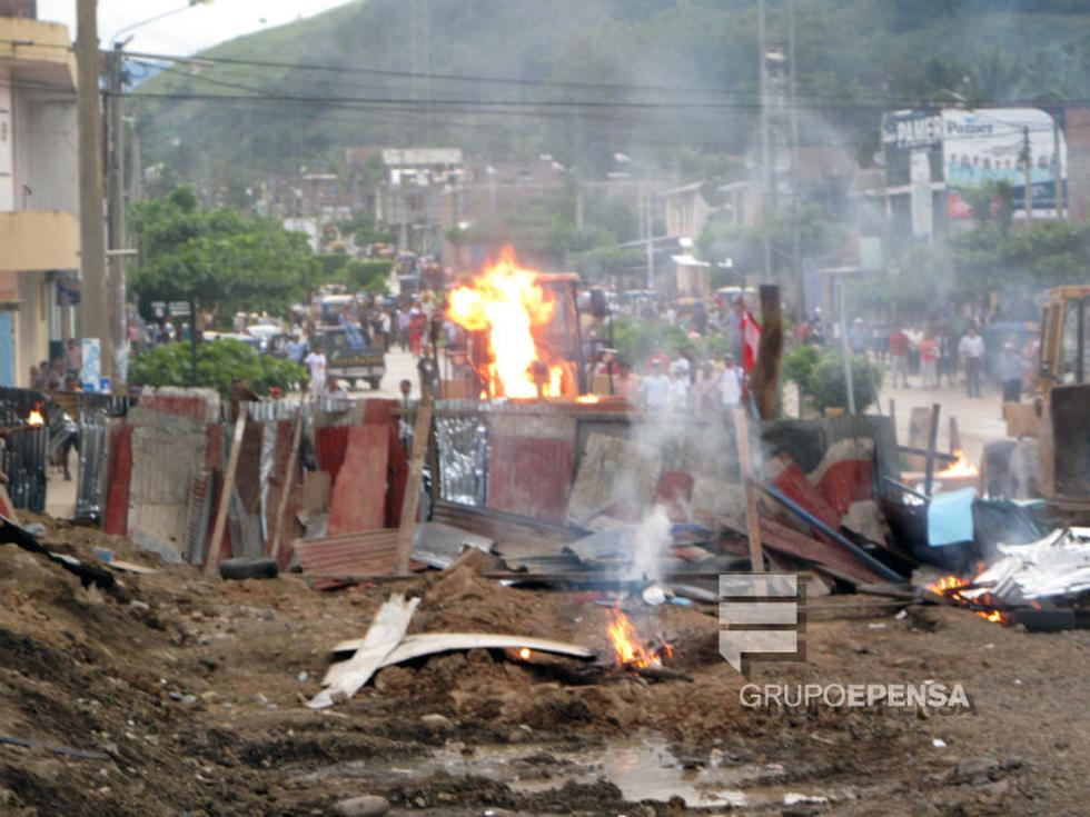 Población y vándalos se enfrentan por colegio y apertura de vía