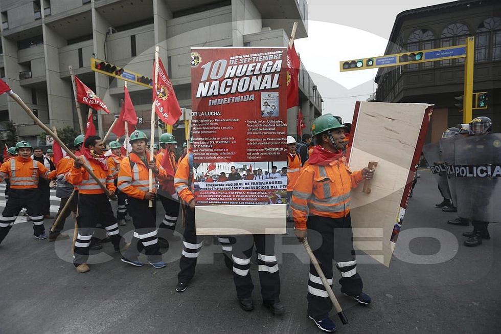 Retiran a dirigente de trabajadores mineros tras protestar en el Pleno del Congreso (FOTOS)