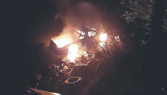 Junín: Vehículo se incendia tras caer a río Mantaro y dos ocupantes salen nadando (Foto: PNP)