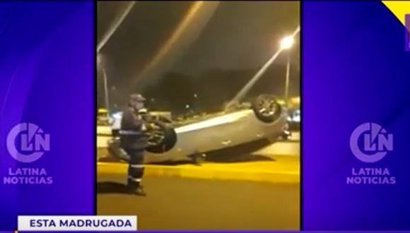 Conductor sobrevivió luego que su auto se volcara en la vía expresa Javier Prado. Foto: Latina