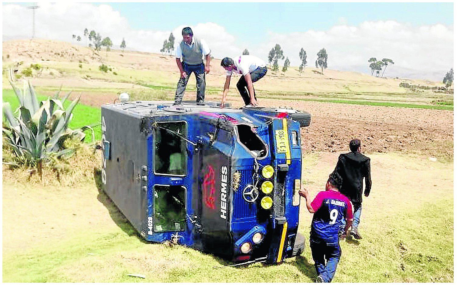Unidad blindada que traía millonaria suma de dinero vuelca en la vía Central