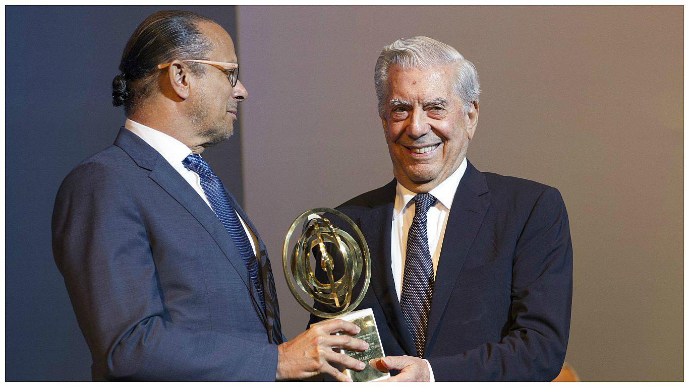 Mario Vargas Llosa recibe polémico premio pese a protestas en República Dominicana 