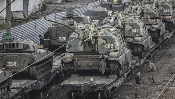 Vehículos blindados de Rusia en la estación ferroviaria de la región de Rostov, 23 de febrero de 2022, en plena tensión con Ucrania. (EFE/EPA/STRINGER).