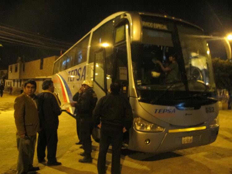 Bus de empresa se desvía con 36 pasajeros