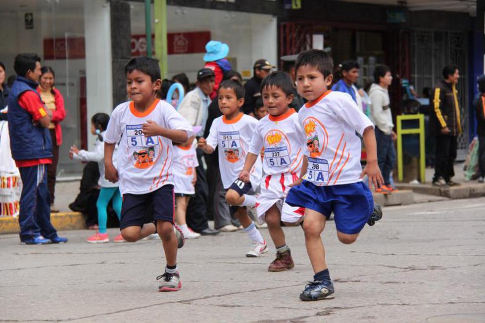 Niños y niñas participan en mini maratón (FOTOS)