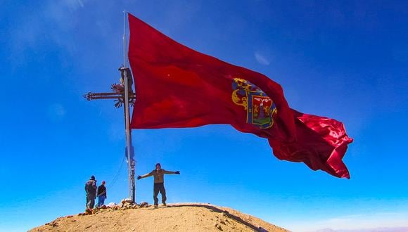Guías de montañas cumplieron el reto y llegaron hasta la cima del macizo en donde colocaron una enorme bandera de nuestra ciudad por su 481° Aniversario. (Foto: Gobierno Regional de Arequipa)