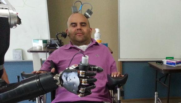 Tetrapléjico usa sus pensamientos para usar brazo robótico