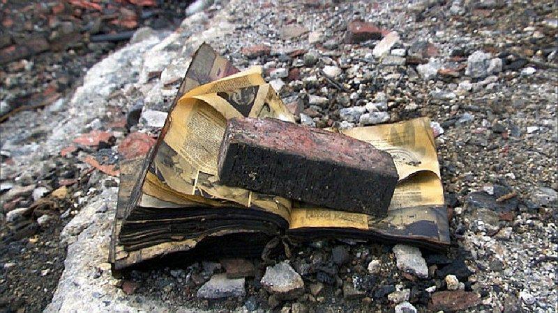 Jóvenes sirios construyen biblioteca subterránea para salvar libros 