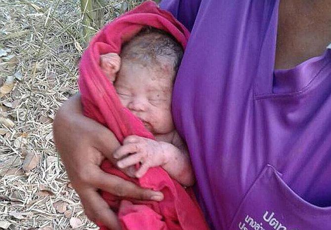 Bebé apuñalado y enterrado vivo se recupera milagrosamente