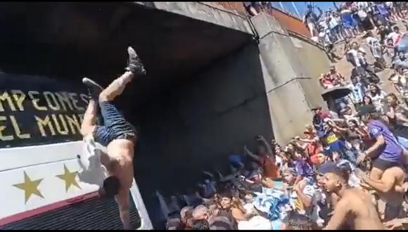 Hincha de Argentina saltó desde puente para entrar al bus de la selección. (Foto: Captura de video)