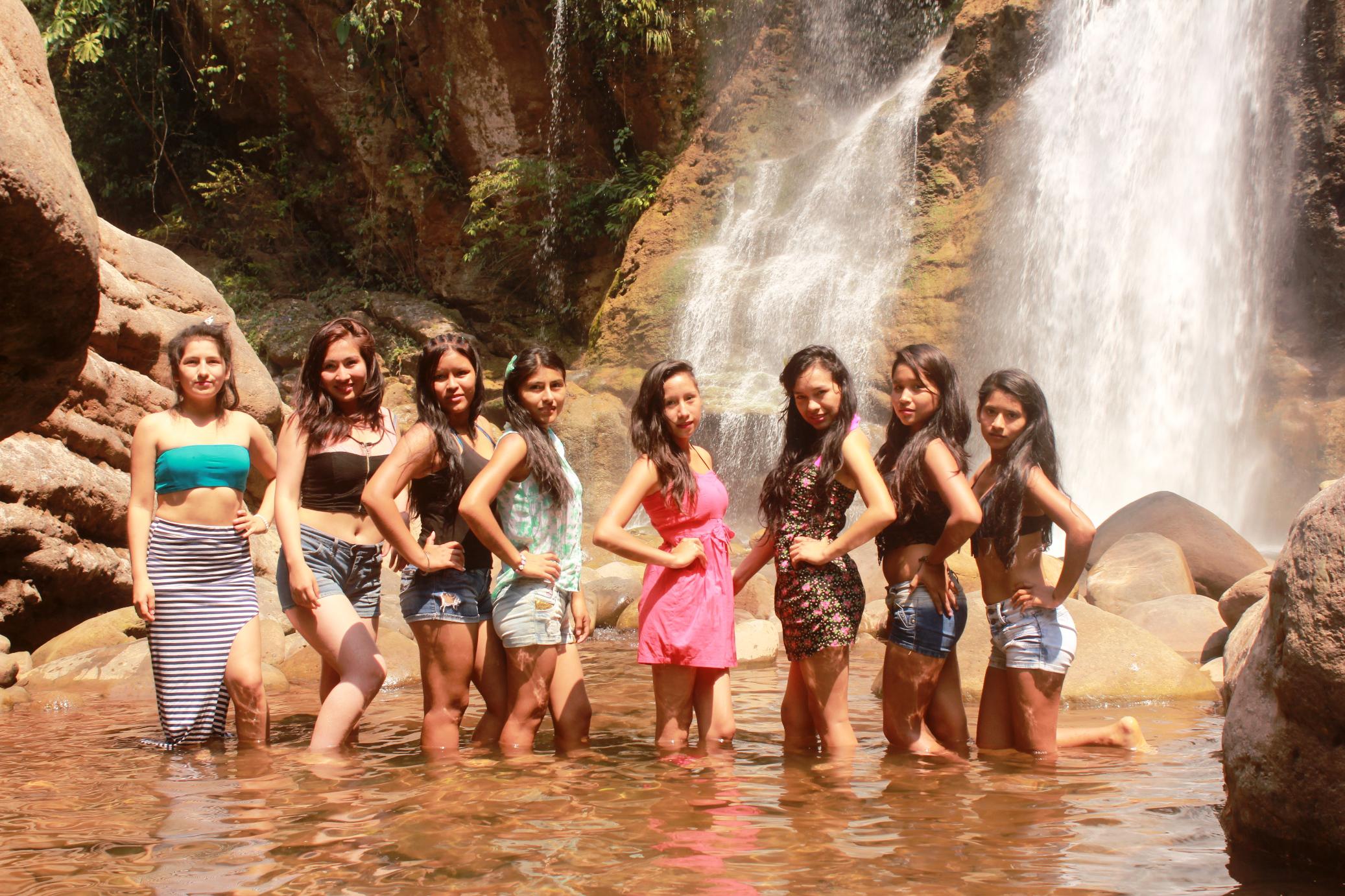 8 guapas jovencitas se disputan el trono de Miss Perené