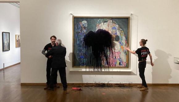 Los activistas climáticos del grupo "Última generación" vertiendo un líquido negro sobre la pintura "Muerte y vida" del artista austriaco Gustav Klimt en el Museo Leopold en Viena, Austria. . (Foto de HANDOUT / LETZTE GENERATION OSTERREICH / AFP)