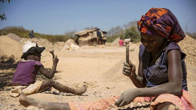 Una niña y una mujer trabajan en las extracción del cobalto en Congo. (Foto:  AFP)