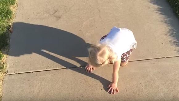 YouTube: La tierna pelea entre una pequeña niña molesta y su sombra [VIDEO]