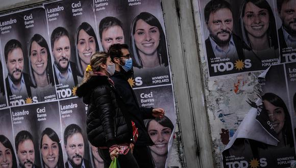 Argentina vuelve a las urnas para elegir en unas primarias abiertas a los candidatos que competirán en los comicios legislativos de noviembre próximo, un proceso electoral marcado por la pandemia del COVID-19.  (Foto: EFE/ Juan Ignacio Roncoroni)