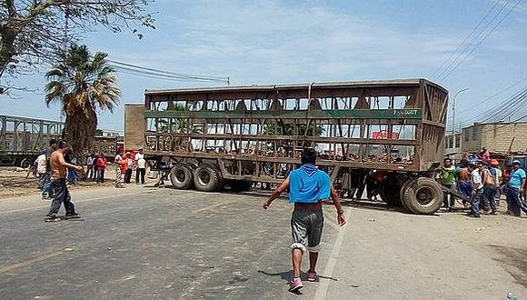La Libertad: Trabajadores de empresa Casa Grande bloquean carretera 