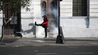 Manifestantes de distintas regiones se enfrentan a la policía en la Plaza Bolognesi (GALERÍA)