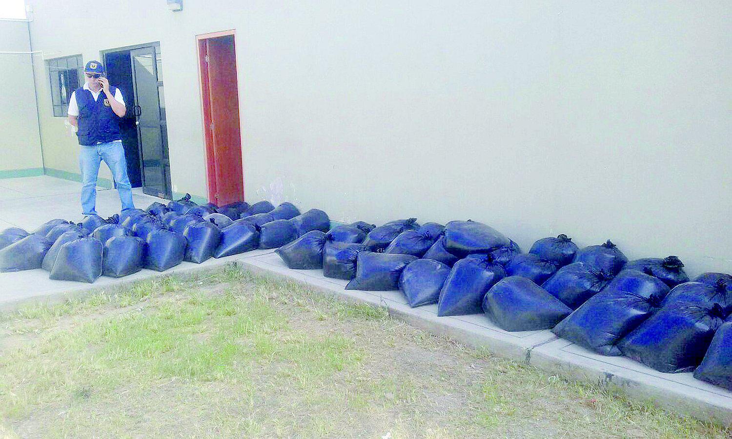 Incautan combustible de contrabando en Andrés Araujo