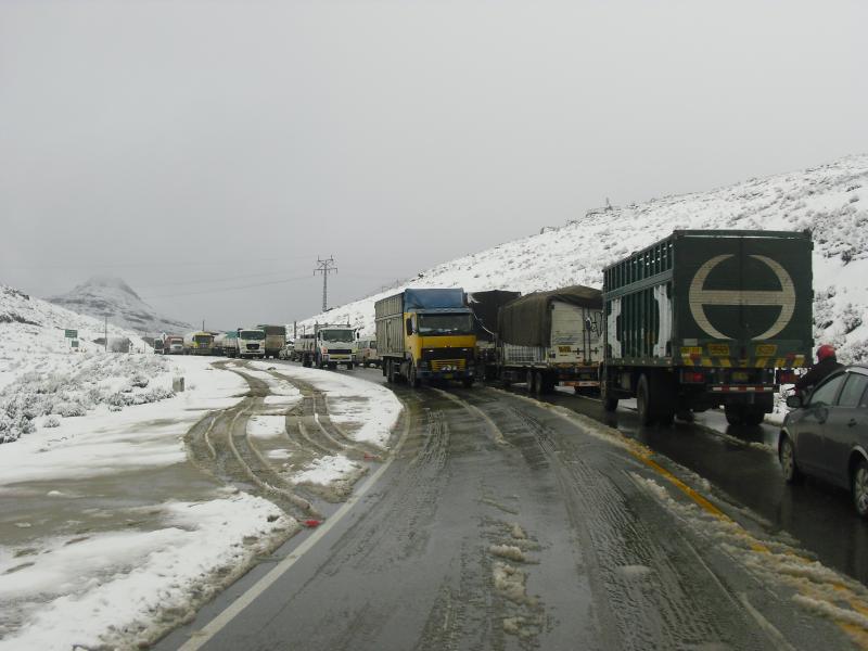 Pase lento de vehículos por intensa nevada en Ticlio