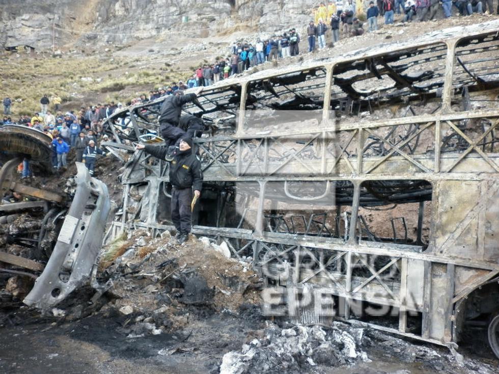 Así quedó el bus incendiado tras el choque con cisterna (FOTOS)