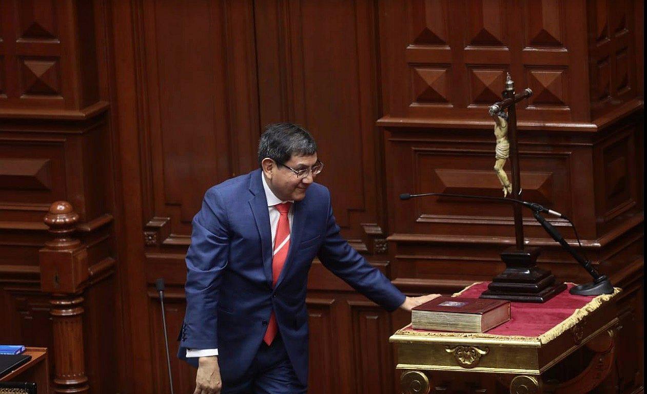 Congresista que reemplaza a  Kenji Fujimori rindió juramento con terno de selección peruana (FOTOS)