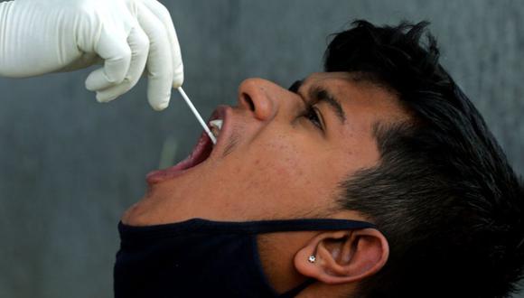 Personal de salud tomando una prueba de descarte a un ciudadano en la India. | Foto: EFE