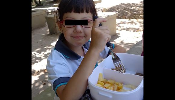 Milagro come en la plaza cerca su colegio, tras tener prohibido comer con sus compañeros en el comedor de la institución. (Foto: Facebook)
