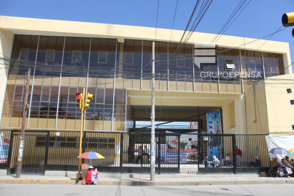 Padres de familia hacen cola en colegio durante 4 días seguidos