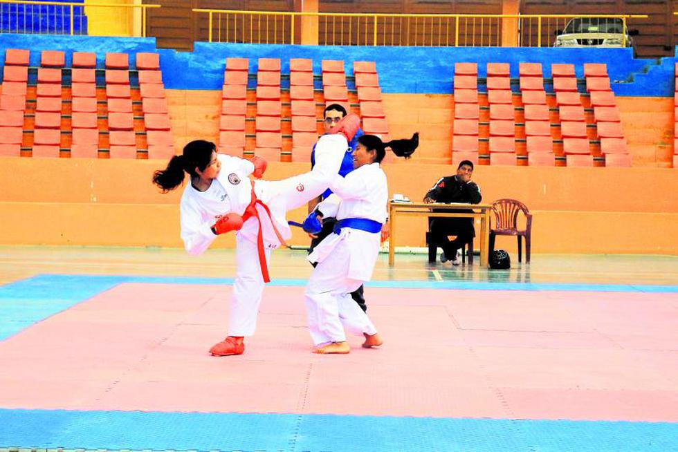 Iqueños arrasan en karate escolar (FOTOS)