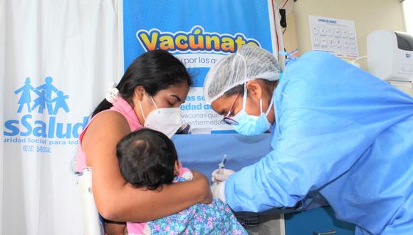Las inmunizaciones fueron realizadas según el calendario de vacunación del niño sano contra la difteria, influenza, varicela, rubeola y sarampión, entre otras.