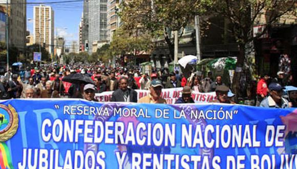 Bolivia: Jubilados marchan exigiendo a Evo Morales bonos extras