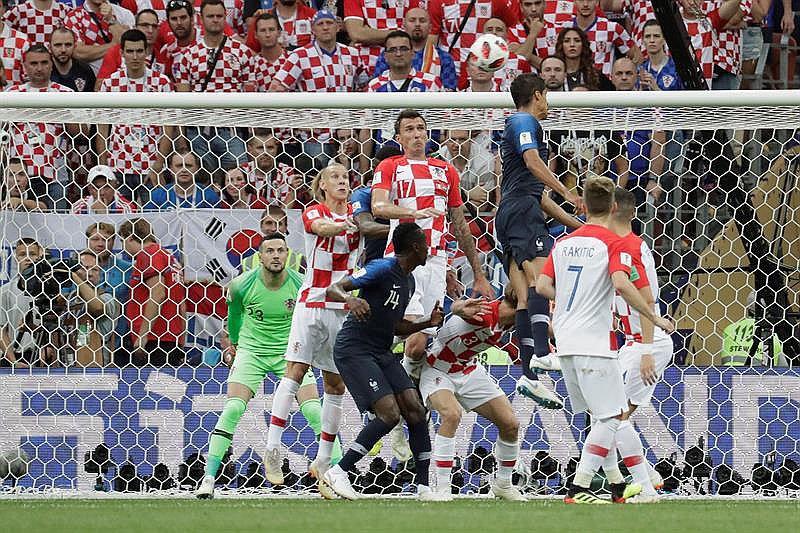 Francia vs Croacia: así fue el autogol de Mandzukic que puso el 1-0 (FOTOS)
