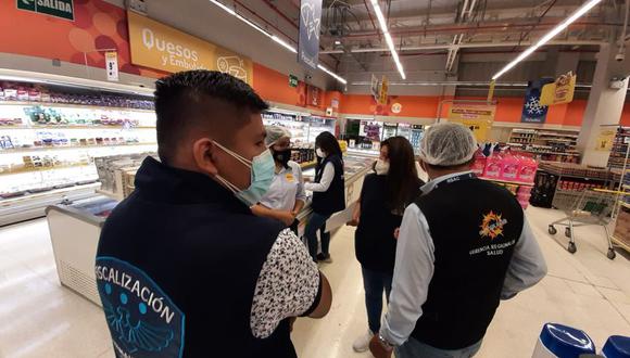 Los funcionarios inspeccionaron el supermercado. (Foto: Difusión)