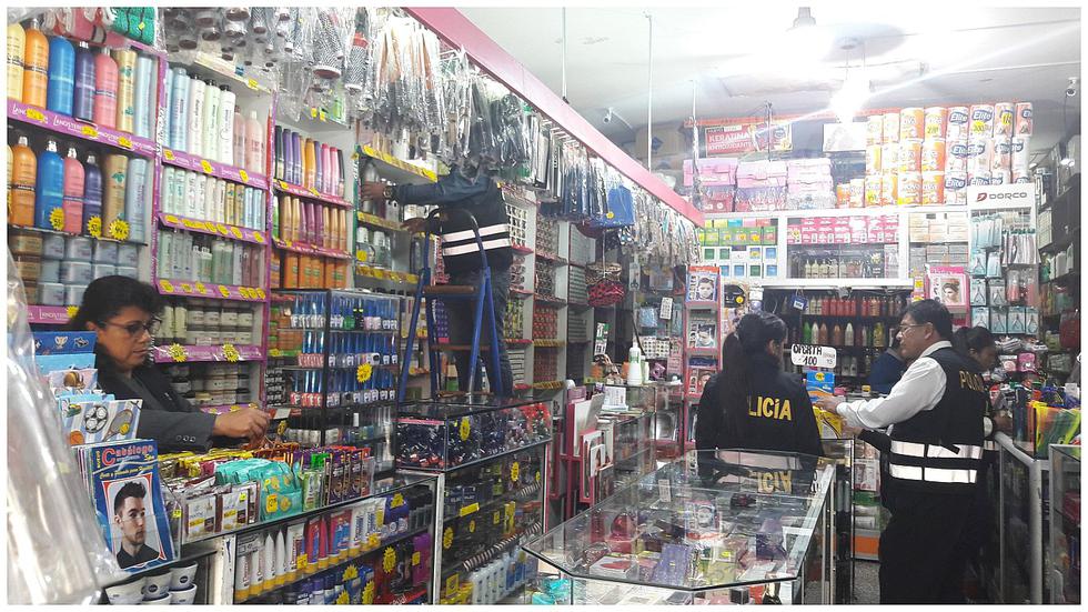 En operativo autoridades incautan varias cajas de cosméticos vencidos (FOTOS)