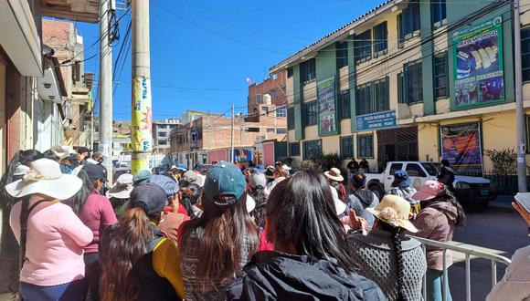 Comerciantes se apostaron frente al complejo policial Santa Rosa. Foto/Javier Calderón.