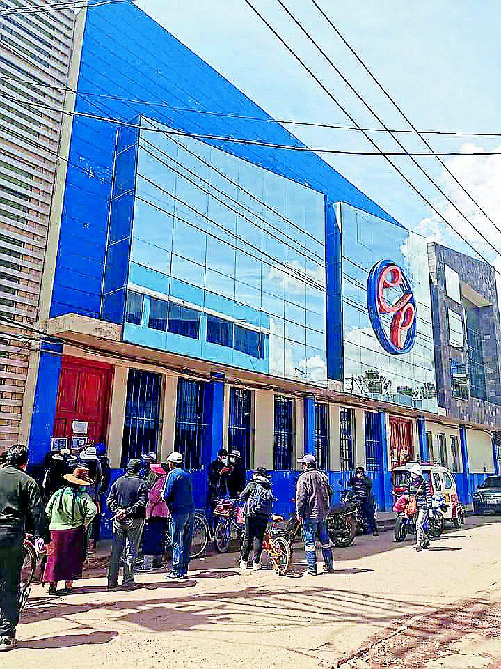 Surgen protestas contra Electro Puno por incremento en tarifas
