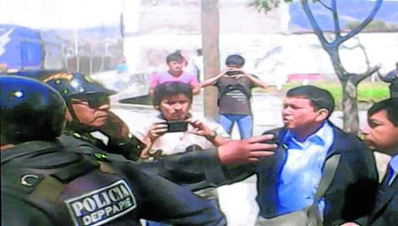 Policías agreden a un  periodista que grababa operativo 