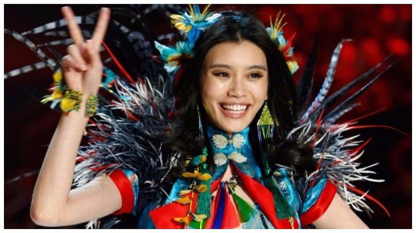 Victoria's Secret: 'ángel' sufrió aparatosa caída en pleno desfile (VIDEO)