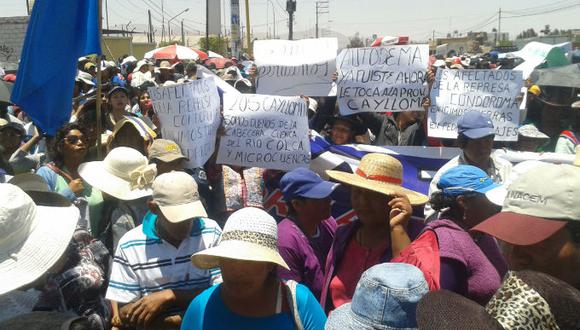 Agricultores de maca protestan en frontis de GRA
