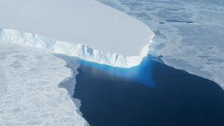 Calentamiento global: encuentran agua tibia bajo un glaciar inmenso en la Antártida