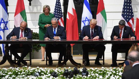 De izquierda a derecha, el ministro de Relaciones Exteriores de Bahréin, Abdullatif al-Zayani; el primer ministro israelí, Benjamin Netanyahu; el presidente de Estados Unidos, Donald Trump; y el ministro de Relaciones Exteriores de los EAU, Abdullah bin Zayed Al-Nahyan, firman los Acuerdos de Abraham. (Foto: AFP).