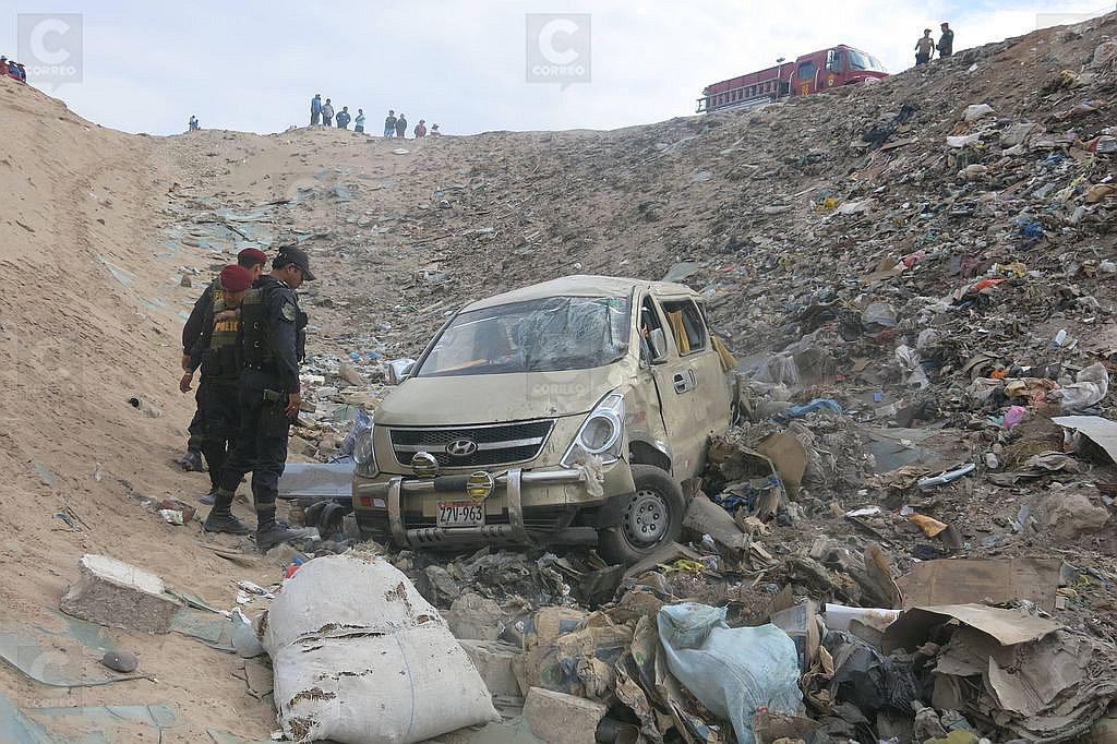 Miniván despista y cae a barranco con licenciados del Ejército