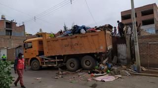 Limpian vivienda de Huancayo donde familia acumuló toneladas de basura durante 10 años 
