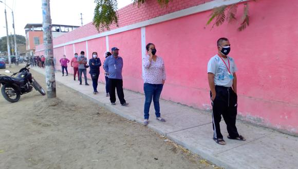 Personal de la ONPE cumple con los protocolos de seguridad y electores con el uso de doble mascarillas y el distanciamiento social. (Foto: Leydi Timaná)