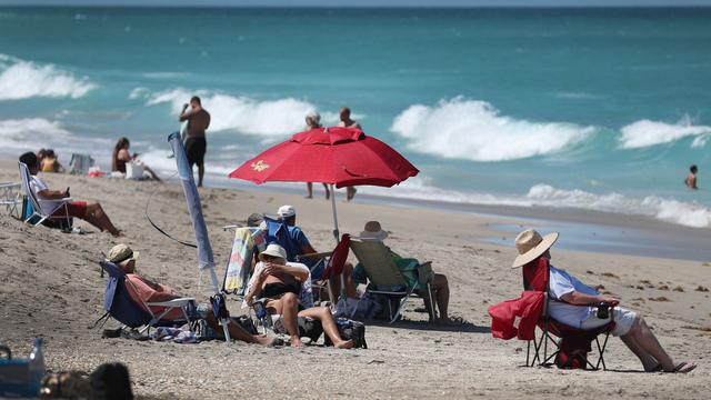 Imagen referencial. Los amantes de la playa disfrutan del clima el 04 de mayo de 2020 en Florida, Estados Unidos. (AFP/Joe Raedle).