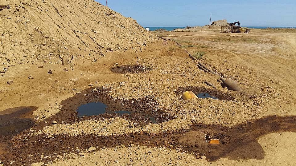 Derrame de crudo de petróleo en playa de Lobitos alarma a las autoridades