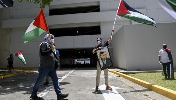 Miembros de la comunidad palestina en Panamá participan en una protesta frente a la Embajada de Israel contra las operaciones militares de Israel en Gaza y en apoyo del pueblo palestino, en la ciudad de Panamá el 20 de mayo de 2021. (Foto de Luis Acosta / AFP)