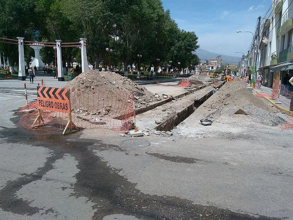 Calles de Cerro Colorado están destrozadas por trabajos de cambios de tuberías