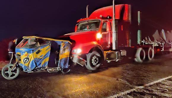 Pesado camión cargado de 33 toneladas de cemento impactó endeble mototaxi pero se detuvo antes de arrastrarlo. (Foto: Difusión)