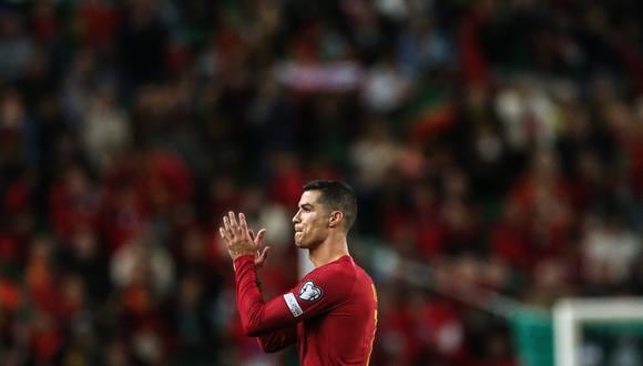 El delantero portugués Cristiano Ronaldo aplaude cuando abandona el campo para ser sustituido durante el partido de clasificación para la UEFA Euro 2024 entre Portugal y Liechtenstein en el estadio José Alvalade de Lisboa el 23 de marzo de 2023. (Foto de CARLOS COSTA / AFP)
